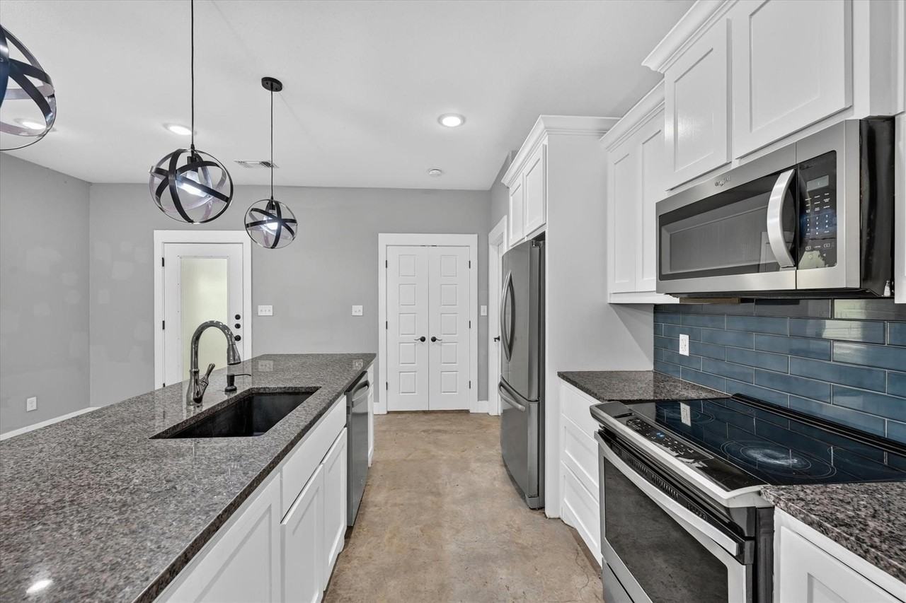 707 E Woodard St - Photo 5 of 30