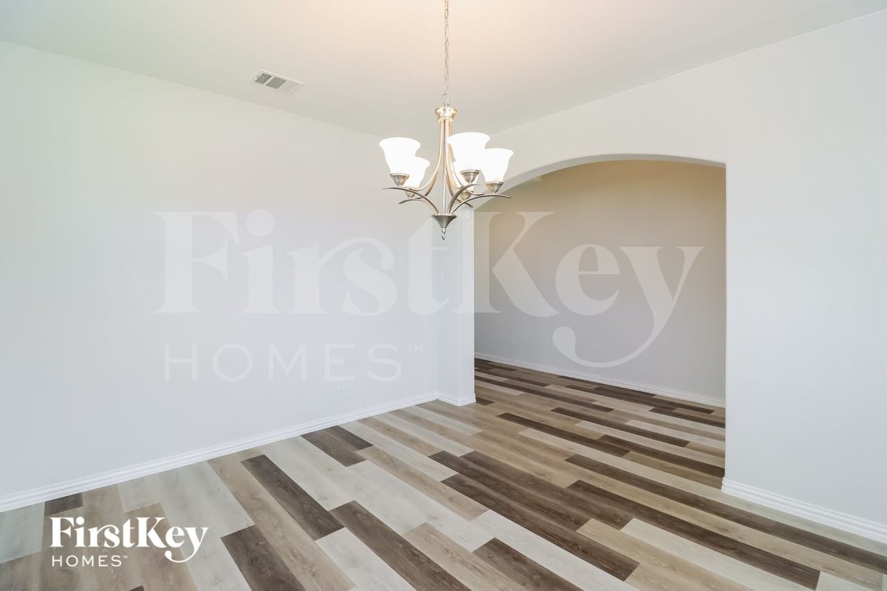 548 Pheasant Hill Ln - Photo 4 of 16