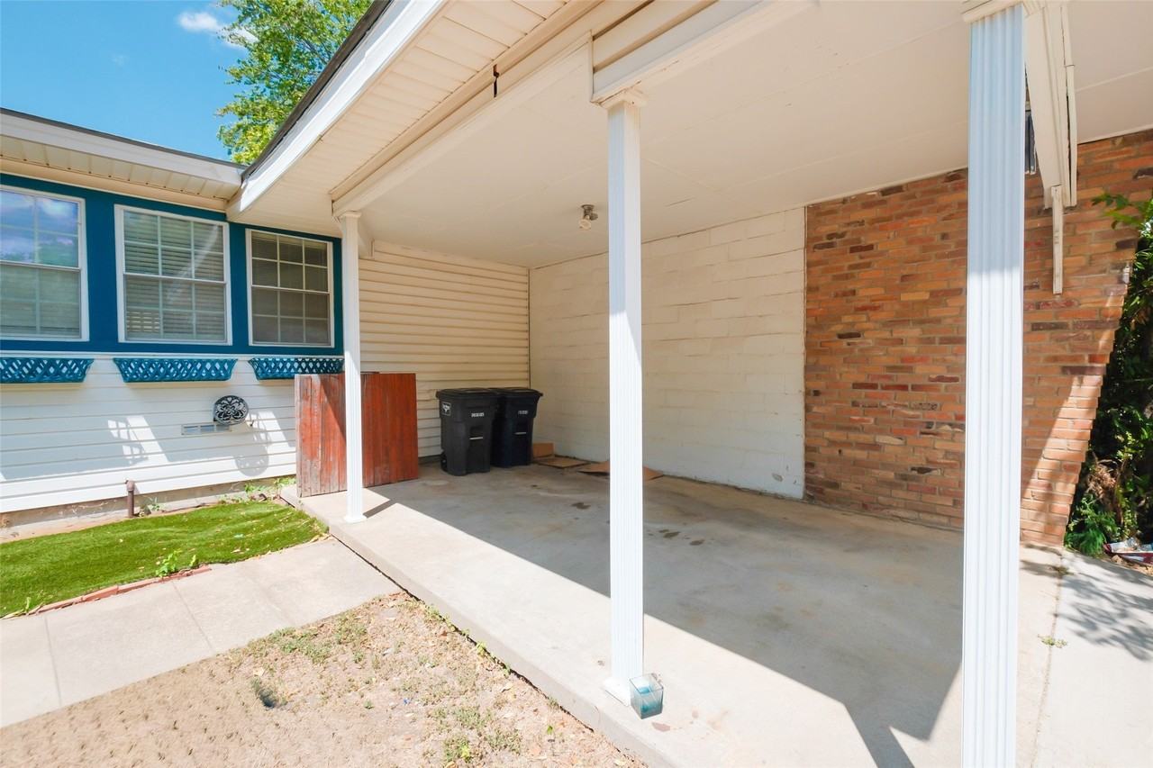 3900 Dexter Ave - Photo 3 of 22