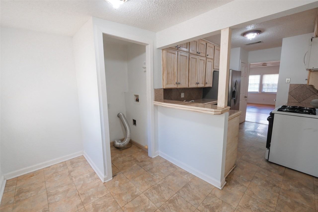 3900 Dexter Ave - Photo 5 of 22