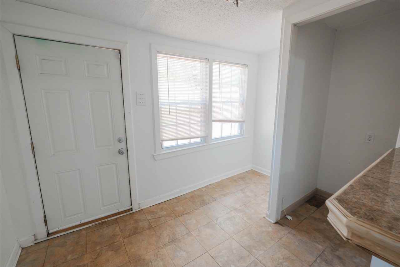 3900 Dexter Ave - Photo 6 of 22