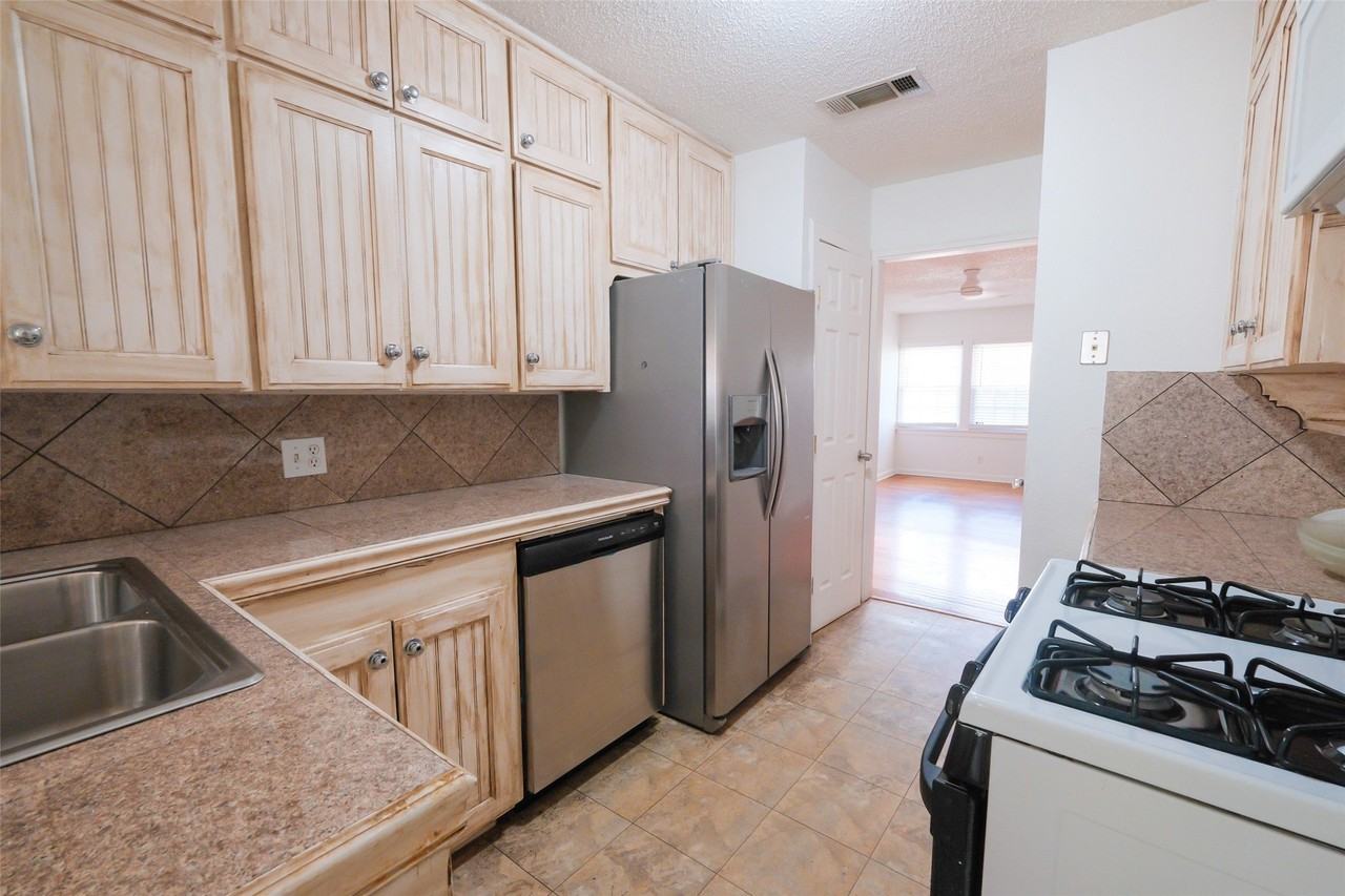 3900 Dexter Ave - Photo 7 of 22