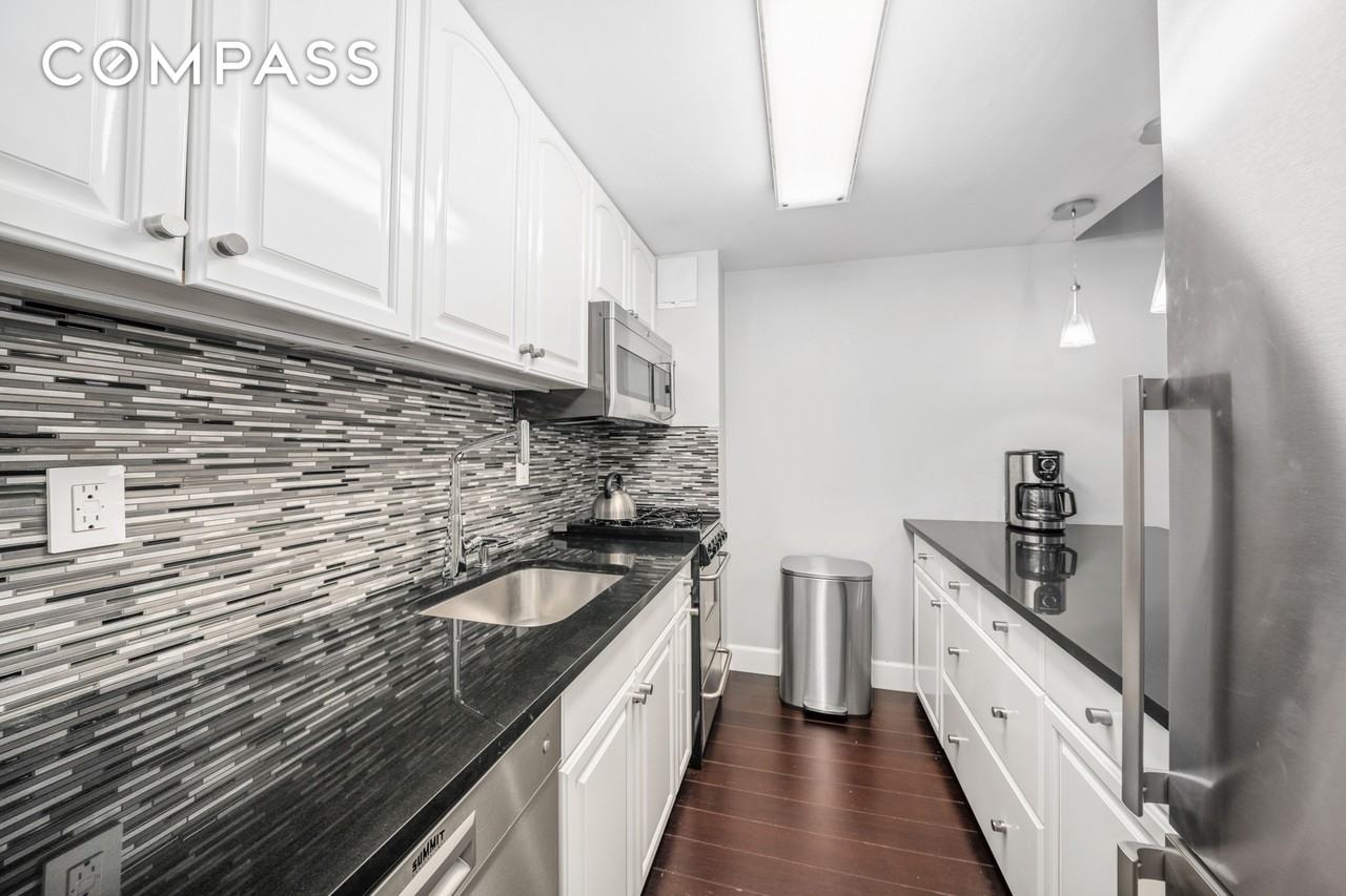 350 E 62nd St #4L - Photo 5 of 8