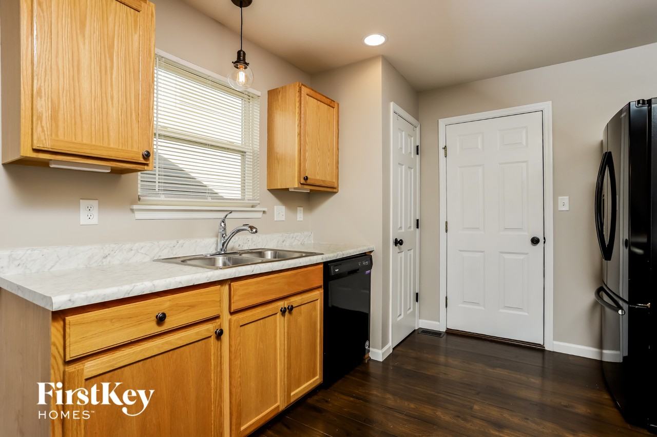 283 Cambridgeshire Ct - Photo 6 of 15