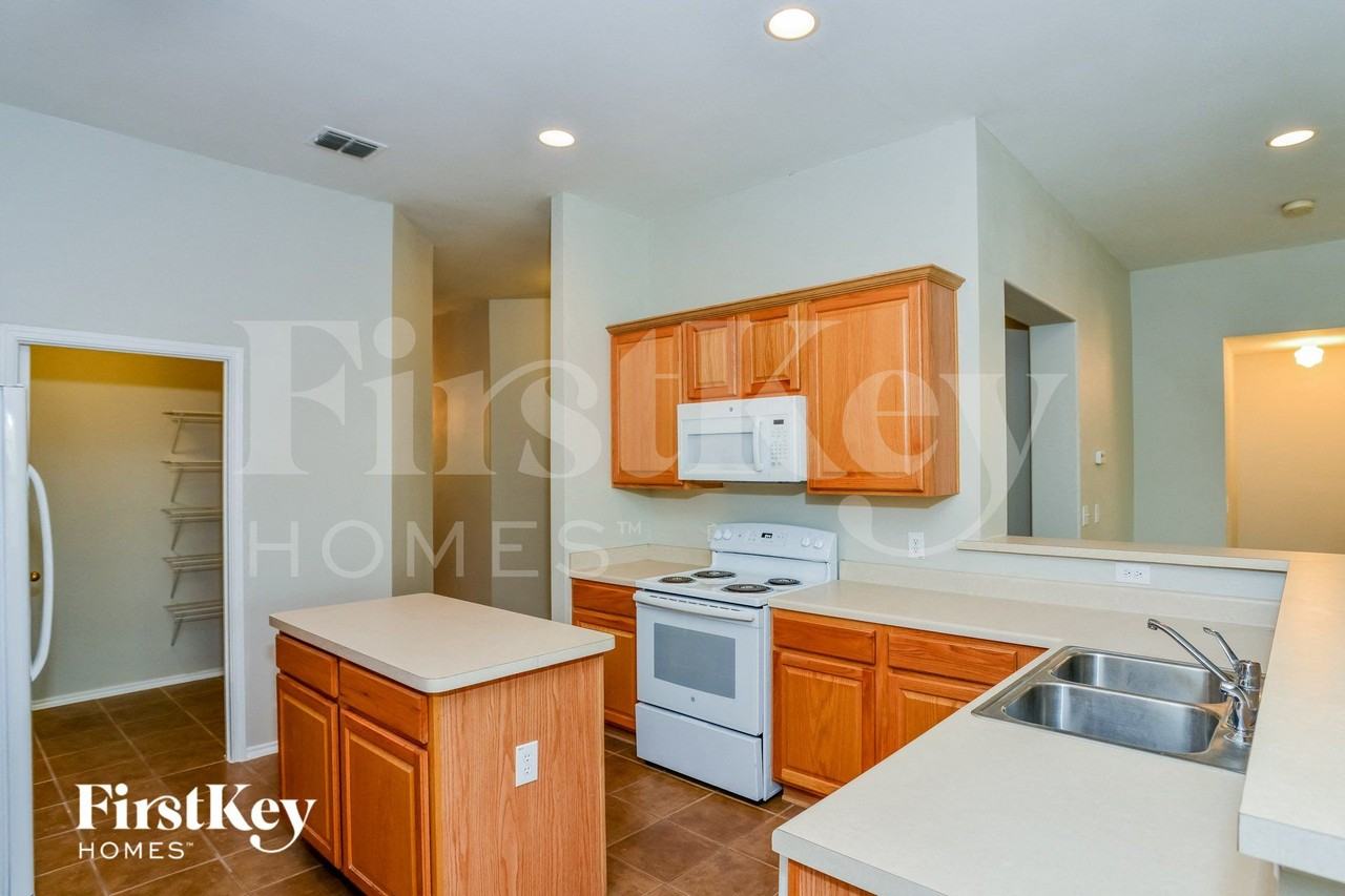 13701 Laramie Hl - Photo 5 of 16