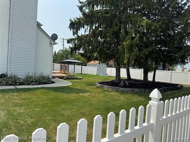 35865 Ashford Dr - Photo 2 of 40