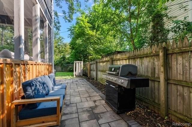 529 Hawthorn Ave - Photo 7 of 50