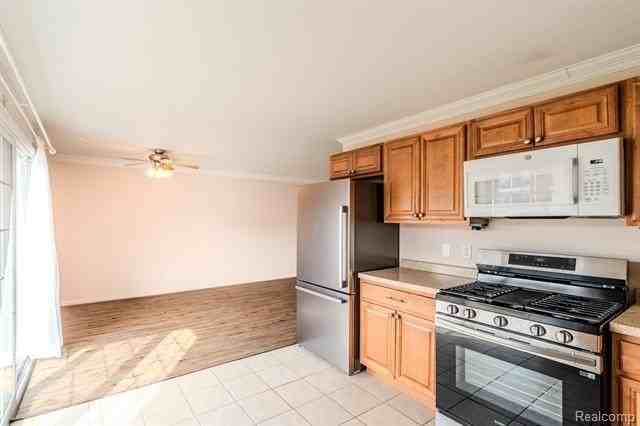 474 Fox Hills Dr N #2 - Photo 5 of 16