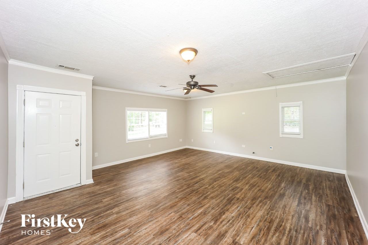 6196 Prince Ct - Photo 3 of 15