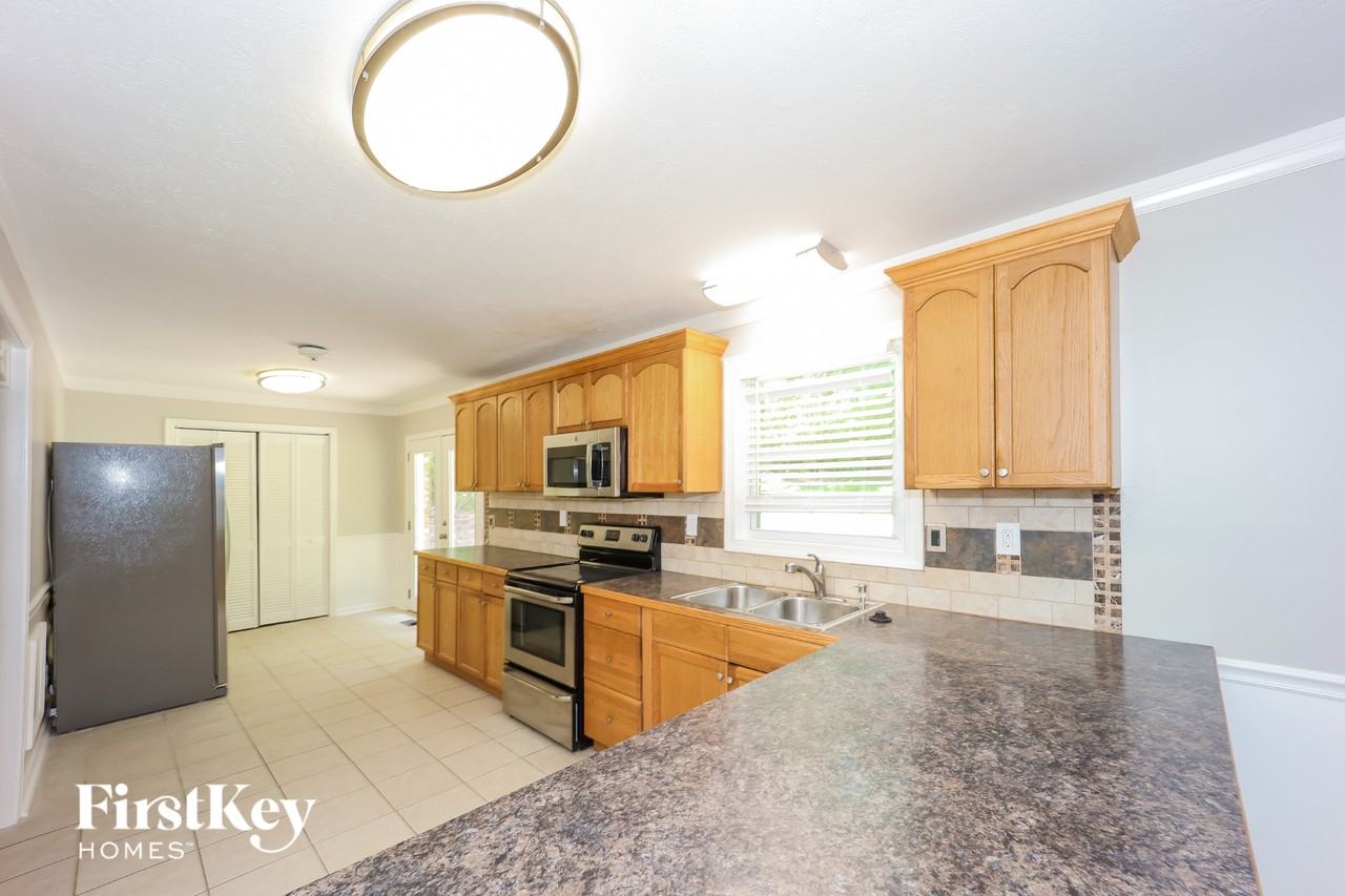 6196 Prince Ct - Photo 5 of 15