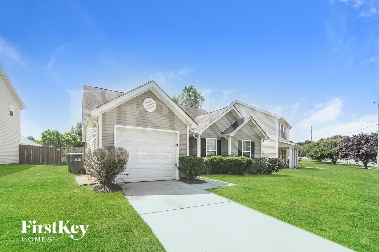 916 Lakehill Rd - Photo 2 of 16
