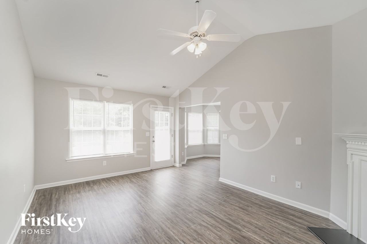 916 Lakehill Rd - Photo 3 of 16