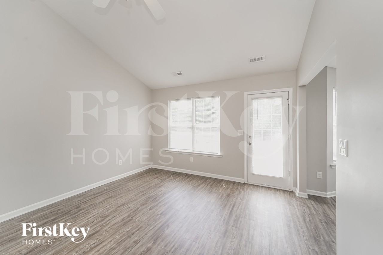 916 Lakehill Rd - Photo 4 of 16