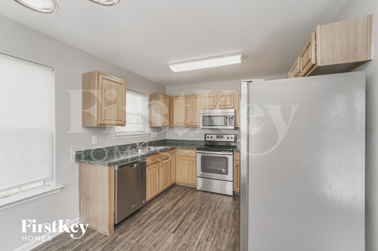 916 Lakehill Rd - Photo 5 of 16