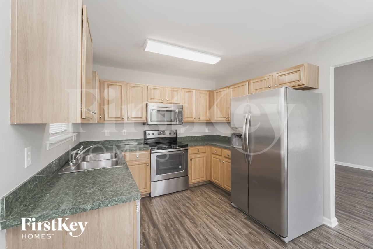 916 Lakehill Rd - Photo 6 of 16
