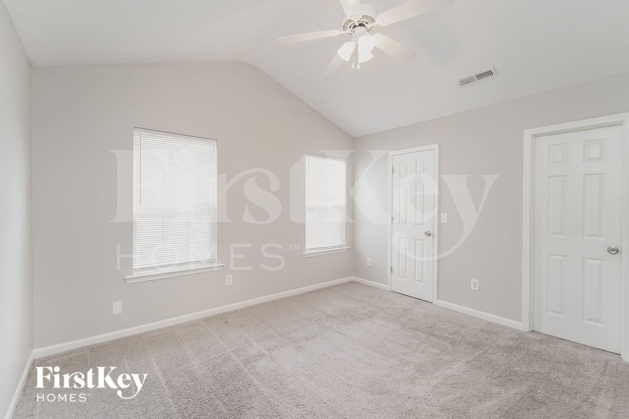 916 Lakehill Rd - Photo 7 of 16