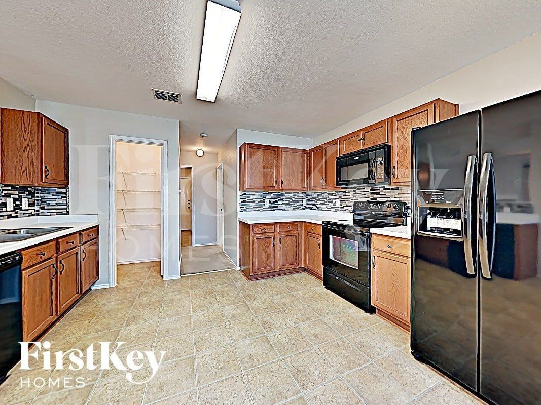 716 Wrigley Dr - Photo 4 of 19