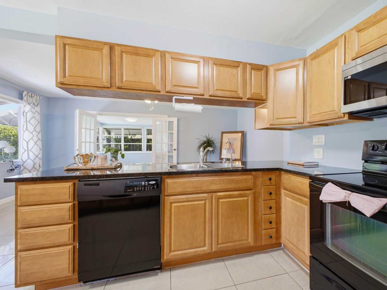 370 Orange Way - Photo 2 of 31
