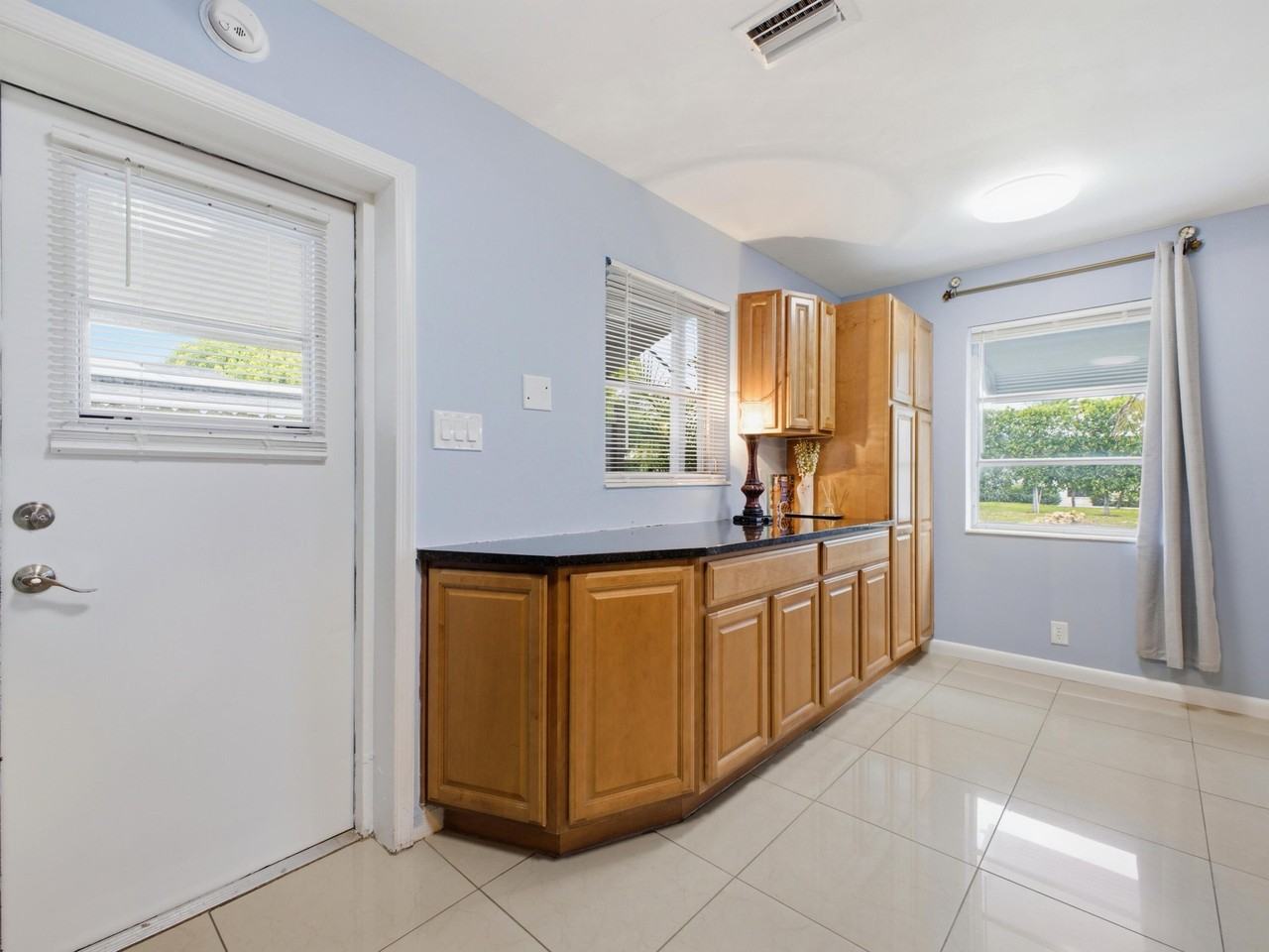 370 Orange Way - Photo 4 of 31