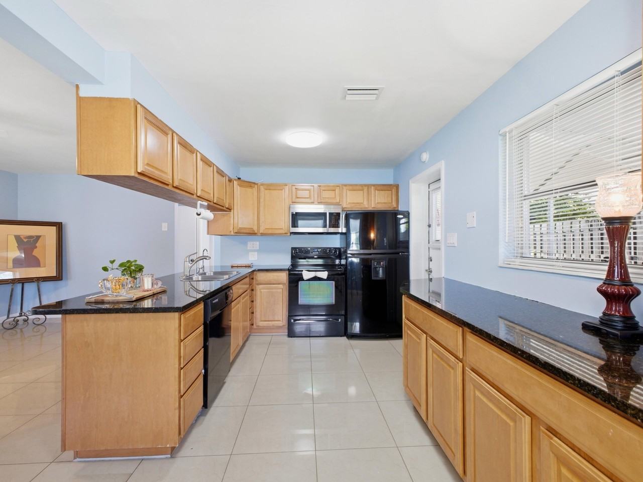 370 Orange Way - Photo 5 of 31