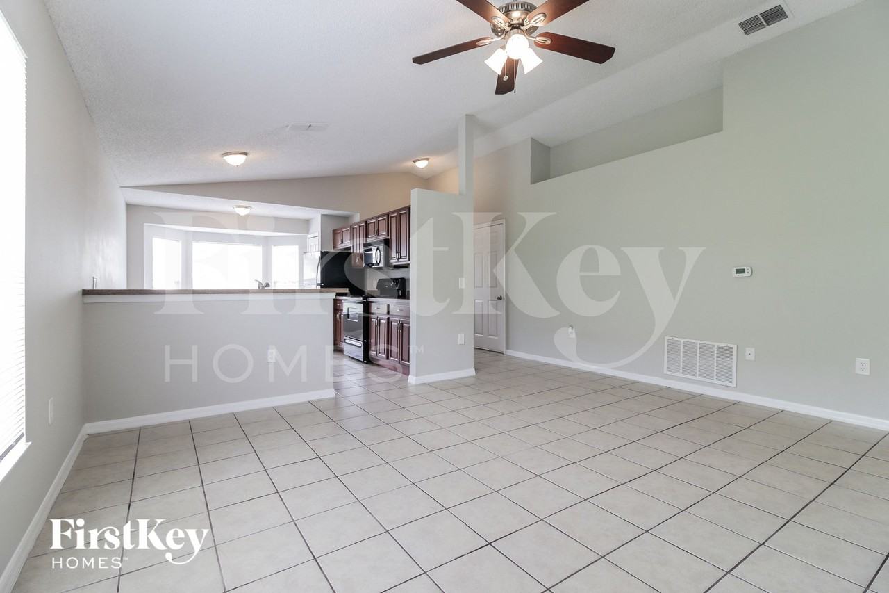 6564 Viewpoint Ct - Photo 3 of 16