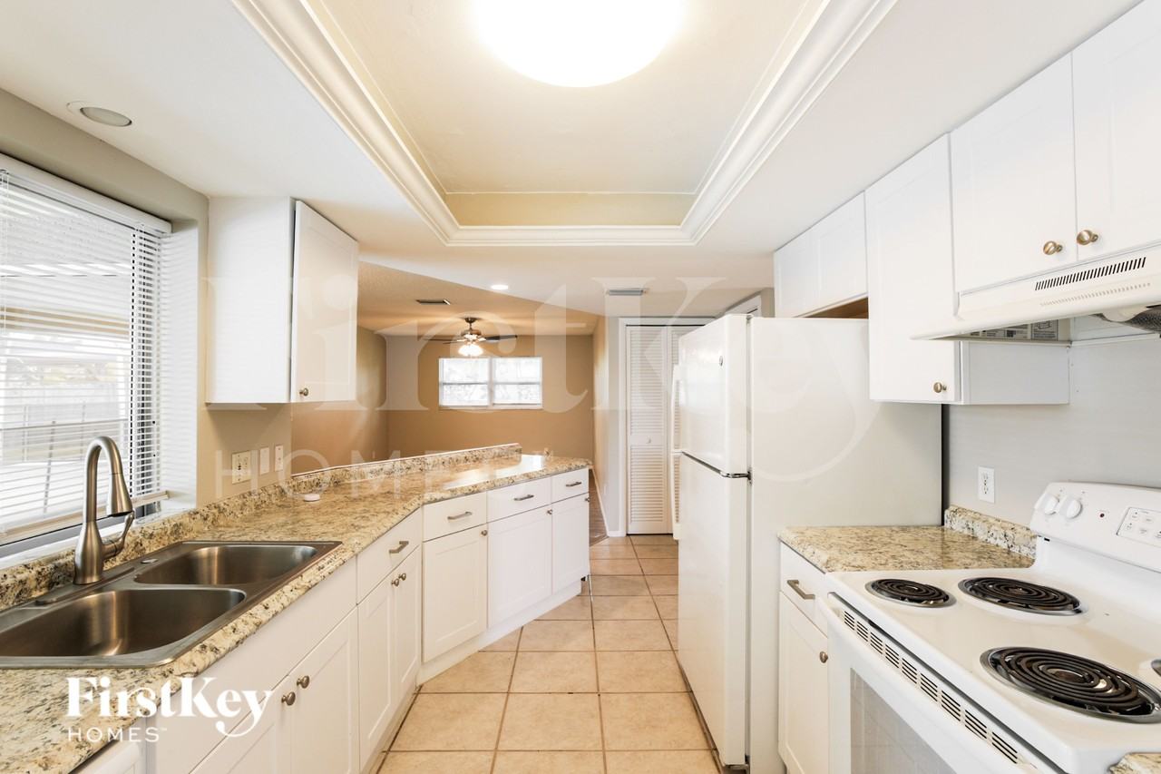 603 Wildwood Pkwy - Photo 5 of 16