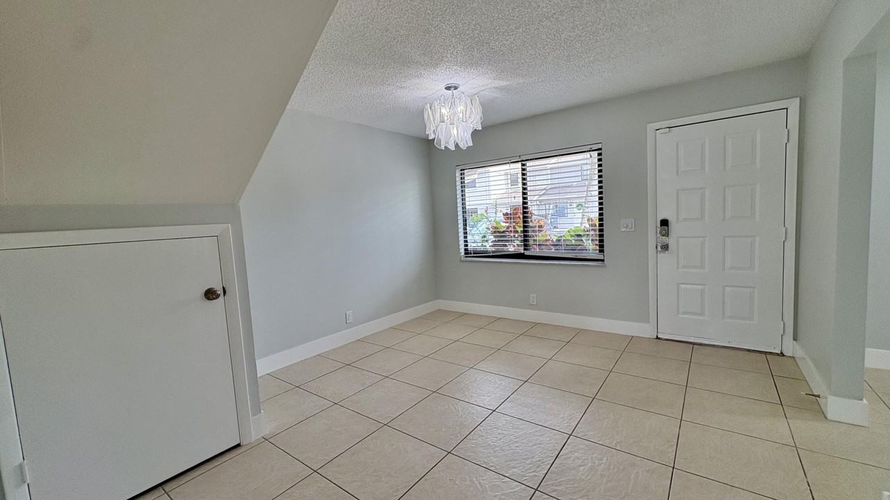 5325 Tennis Ln - Photo 2 of 31