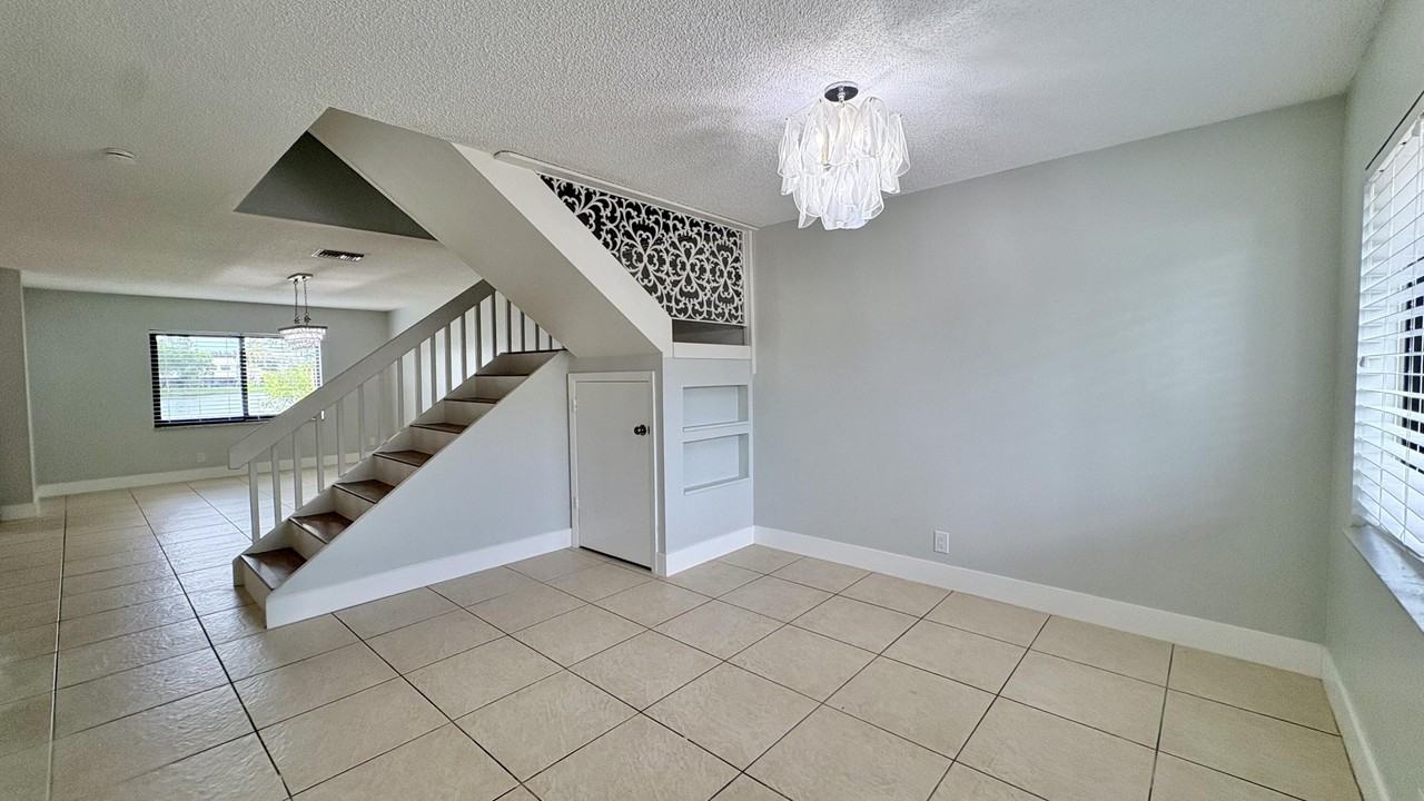 5325 Tennis Ln - Photo 3 of 31