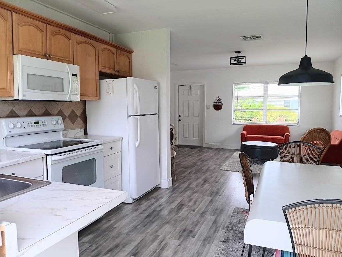 7105 Nw 74th Pl - Photo 5 of 10