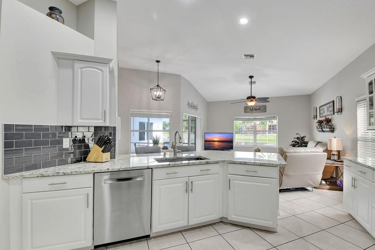 11723 Waterbend Ct - Photo 4 of 42