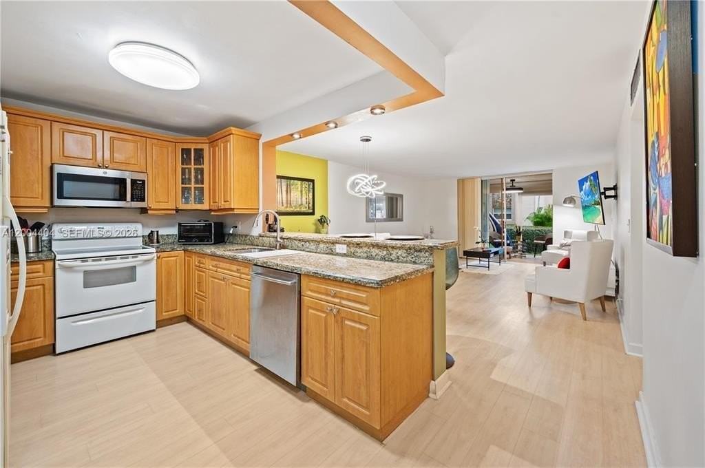 424 Se 10th St #104 - Photo 6 of 12