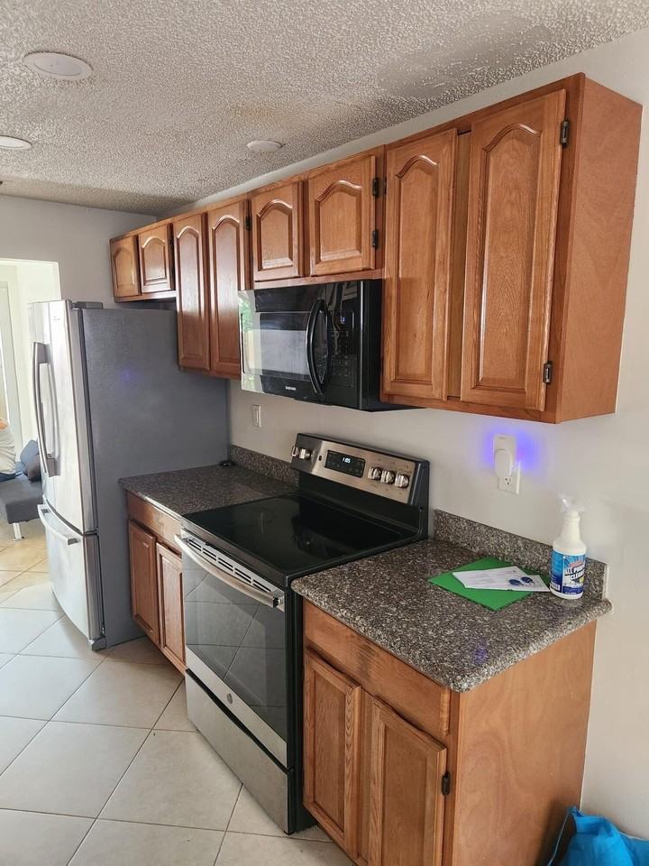 834 Nw 82nd Ave - Photo 2 of 7