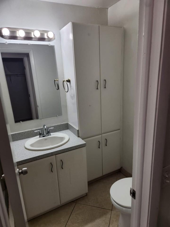 834 Nw 82nd Ave - Photo 6 of 7