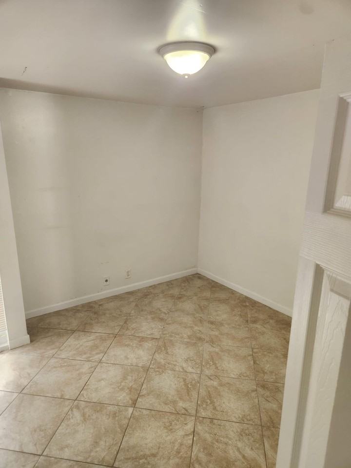 834 Nw 82nd Ave - Photo 7 of 7