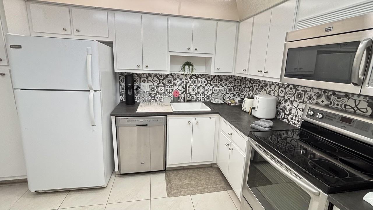 605 Oaks Dr #503 - Photo 2 of 12