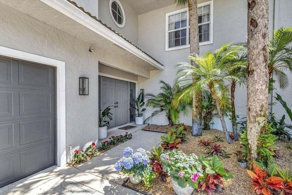11839 Pebblewood Dr - Photo 2 of 50