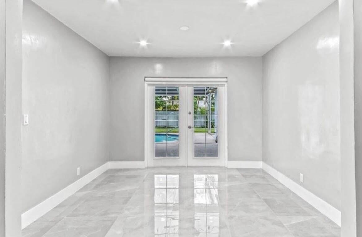 4811 Hayes St - Photo 4 of 12