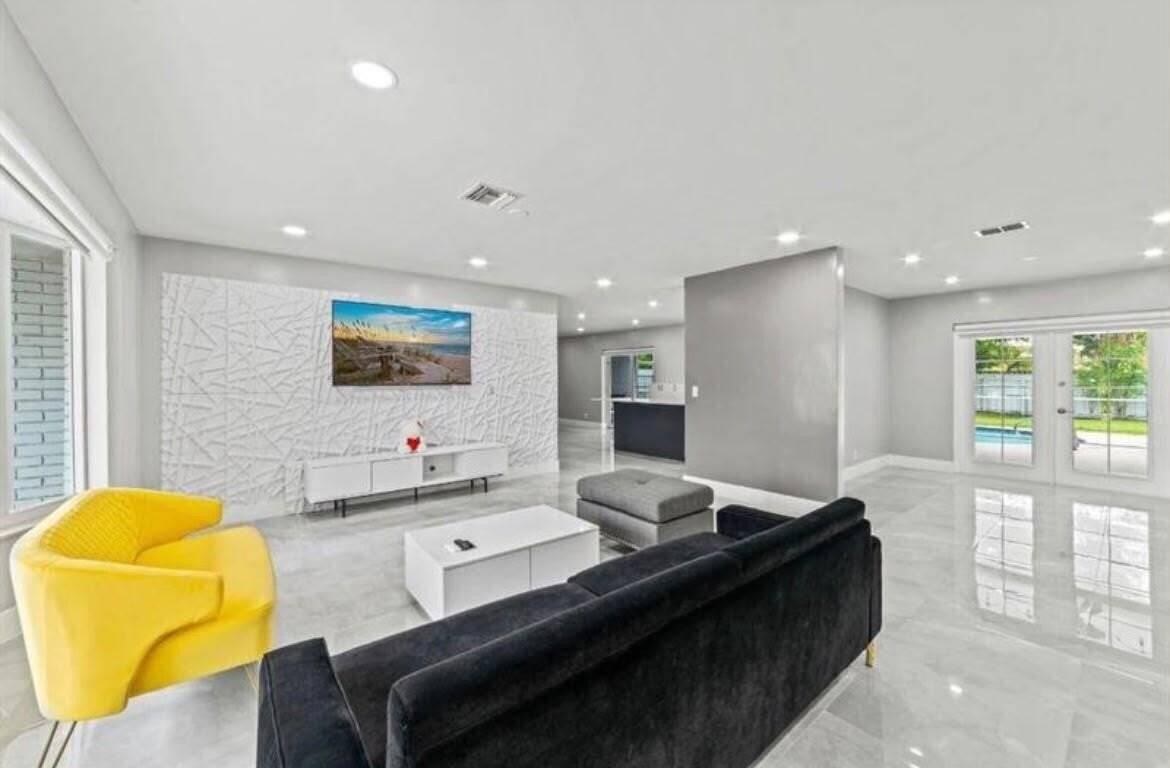 4811 Hayes St - Photo 5 of 12