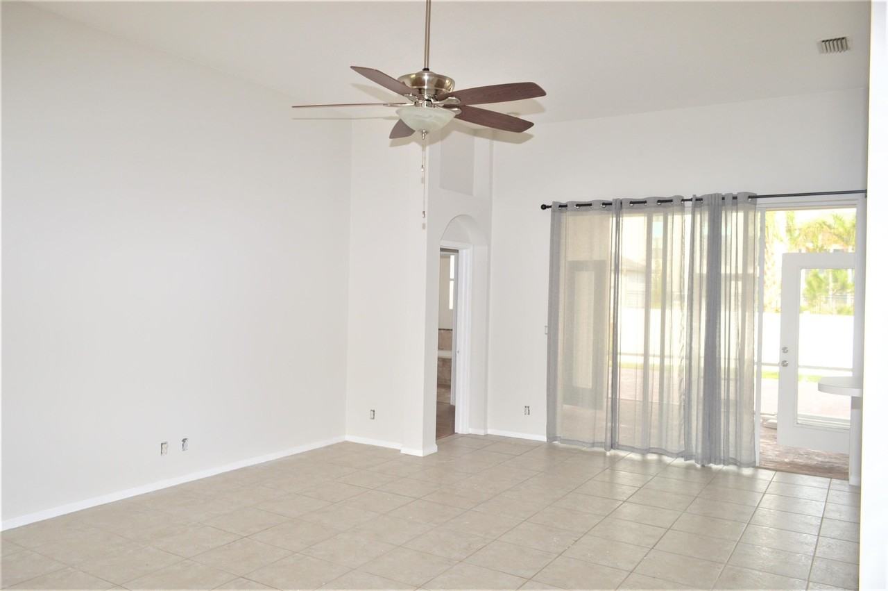 880 Nw Waterlily Pl - Photo 2 of 13