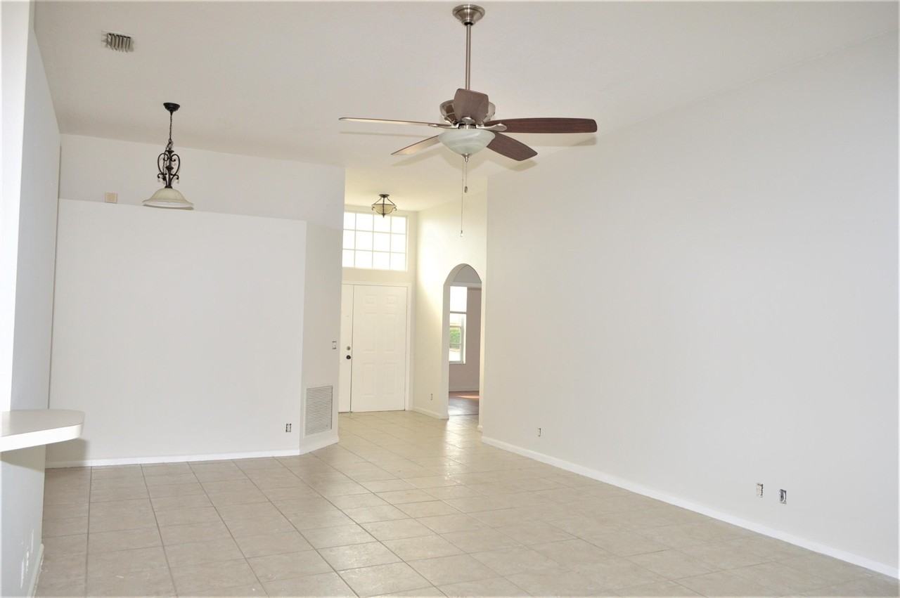 880 Nw Waterlily Pl - Photo 5 of 13