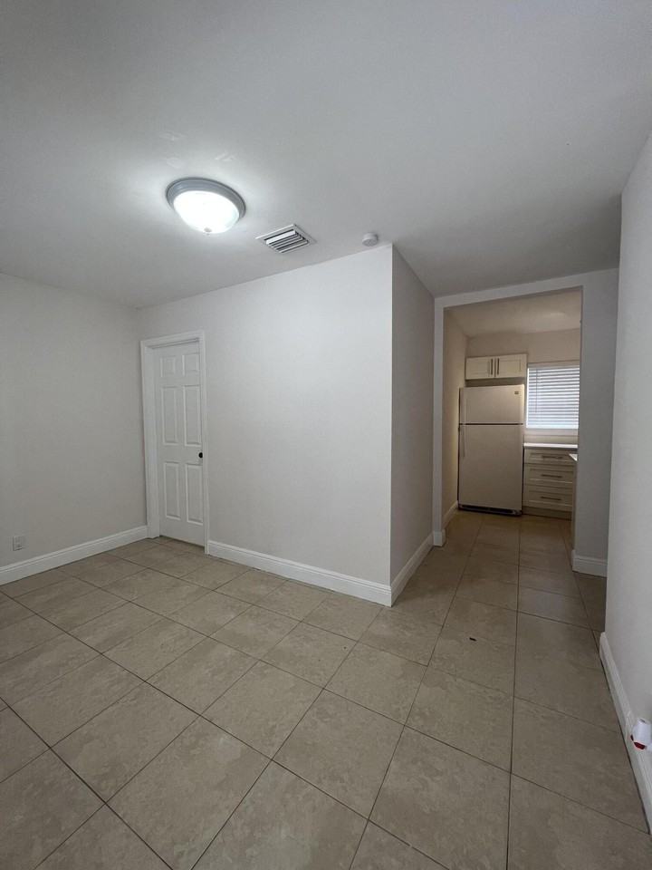 508 57th St #1 - Photo 5 of 14
