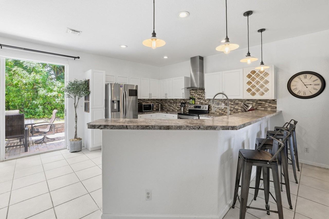 13533 Fountain View Blvd - Photo 4 of 21