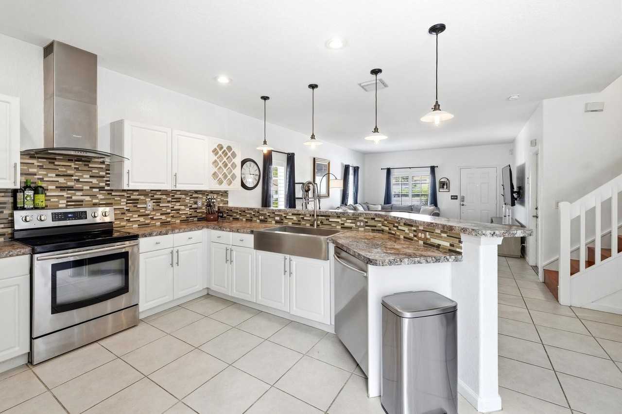 13533 Fountain View Blvd - Photo 5 of 21