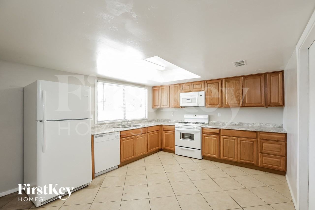 3509 W Cheryl Dr - Photo 6 of 15