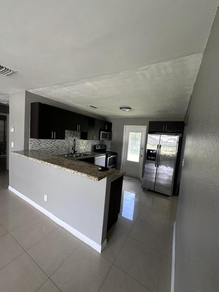 2431 Ne 10th Ave - Photo 2 of 15