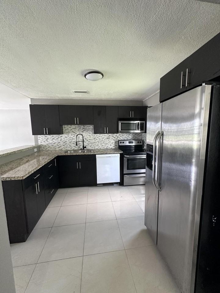 2431 Ne 10th Ave - Photo 3 of 15