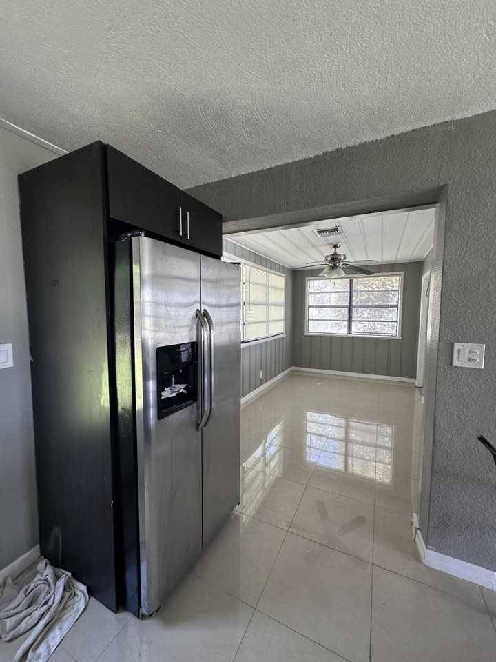 2431 Ne 10th Ave - Photo 4 of 15