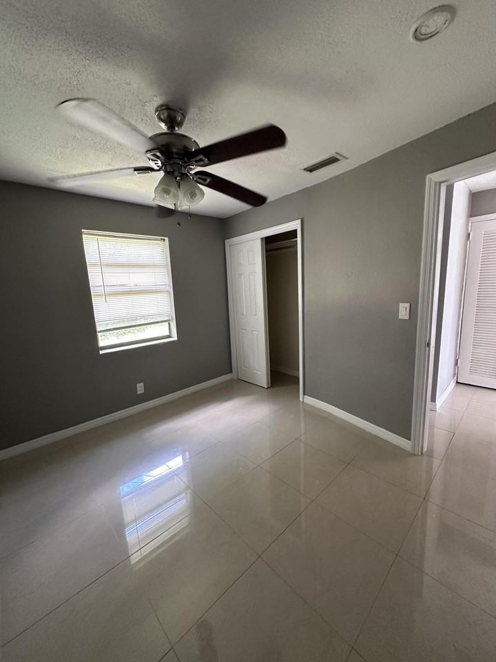 2431 Ne 10th Ave - Photo 5 of 15