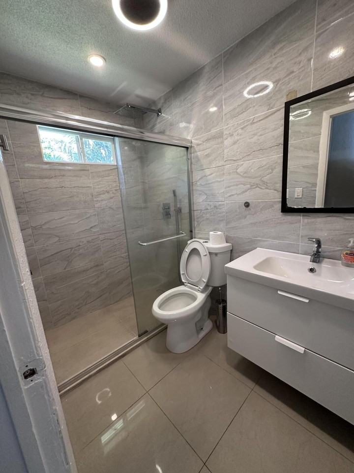 2431 Ne 10th Ave - Photo 6 of 15