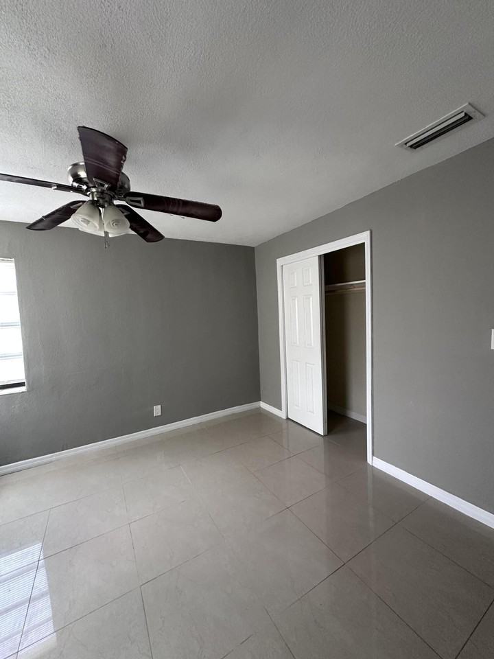 2431 Ne 10th Ave - Photo 7 of 15